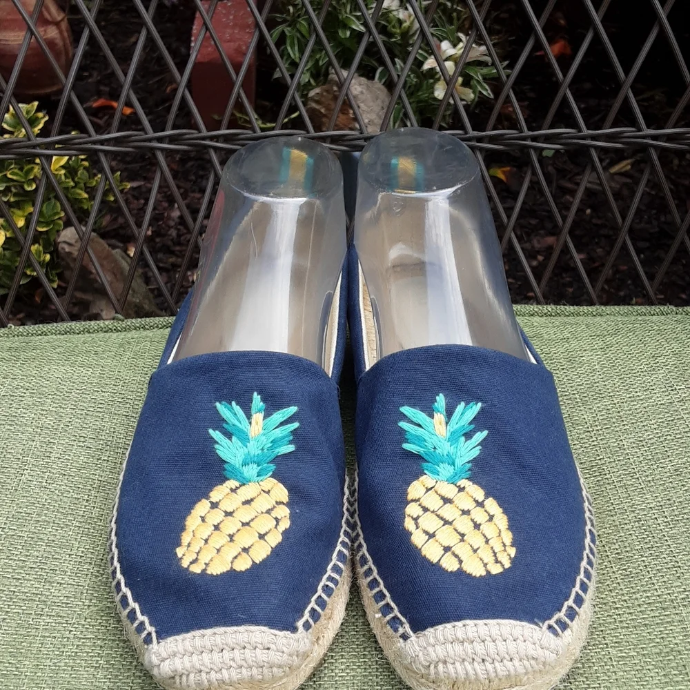 Vera Bradley Pineapple Embroidered Embellished Espadrille Size 7.